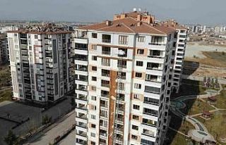 Ölümü göze alıp ağır hasarlı binadan eşyalarını...