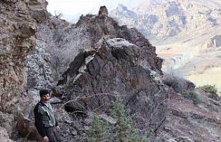 Omanağzı köyünde depremde kopan kaya korkutuyor