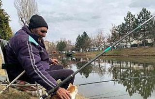 Onlar balıkçıları, balıkçılar da oltayı bekliyor