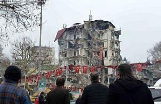 Onlarca vatandaş yıkılan ekmek teknesine son kez...