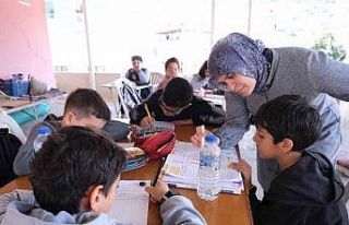 Örnek anne örnek öğretmen: Çatı katı okul oldu,...