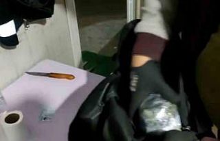 Otobüsteki yolcunun sırt çantasından uyuşturucu...