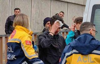 Otomobil alt geçide çarptı: 2 yaralı