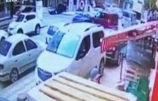 Otomobil ile ticari araç çarpıştı, kaza anı...