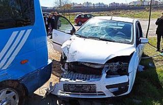 Otomobil minibüse çarptı: 1’i ağır 5 yaralı