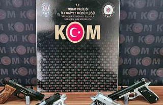 Otomobil stepnesinde tabanca ele geçirildi