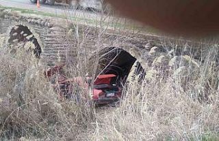 Otomobil su kanalına düştü: 3 yaralı