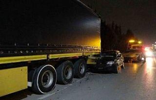 Otomobil tıra arkadan çarptı: 1’i çocuk 2 yaralı