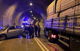 Otomobil tünel içinde tırla çarpıştı: 2 yaralı