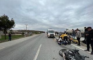 Otomobile arkadan çarpan motosiklet sürücüsü...