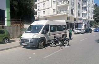 Otomobile çarpıp yola savruldular