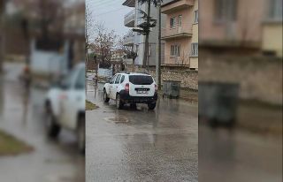 Otomobilin çarptığı kadın hastaneye kaldırıldı