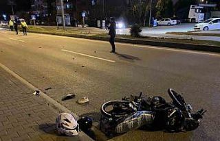 Otomobilin çarptığı motosikletteki çift metrelerce...