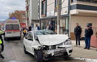 Otomobilin işçi servisiyle kafa kafaya çarpıştığı...