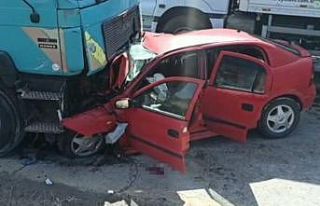 Otomobilin tırın altında kaldığı feci kazada...