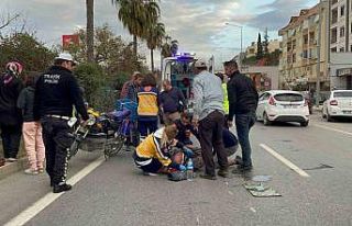 Otomobille çarpışan motosiklet sürücüsü yaralandı
