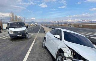 Otomobille minibüs çarpıştı: 3 yaralı