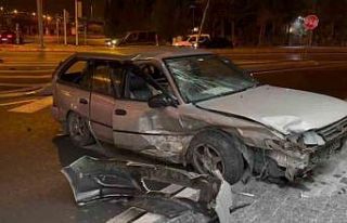 Otomobiller Çarpıştı: 3 Yaralı