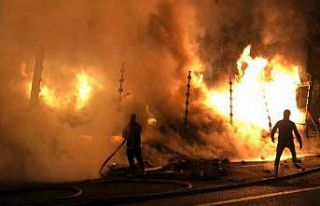 Otoyolda korkutan yangın: İplik yüklü tırın...