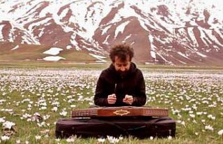 Ovayı beyaza bürüyen kardelenler arasında santur...