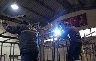 Öz kaynaklarıyla depremzedeler için konteyner ev...