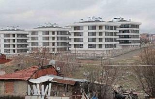 (ÖZEL) Bir yanda milyonluk evler diğer yanda viraneler