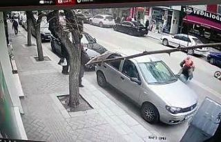 (ÖZEL) Motosikletini çalan hırsızı üstüne atlayarak...