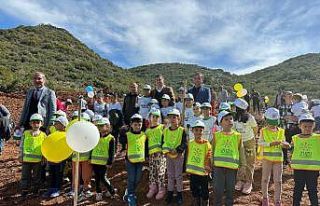 Özel öğrenciler depremzede çocuklarla fidan dikti