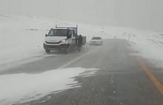 Palandöken geçidinde mahsur kalan araçlar Karayolları...