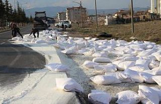 Parçalanan tırın dorsesindeki 200’e yakın un...