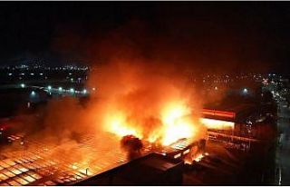 Parfüm deposunda çıkan dev yangın havadan görüntülendi