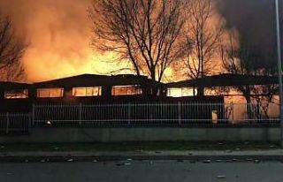 Parfüm fabrikasındaki yangın 3 saattir sürüyor:...