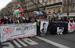 Paris’te polis şiddetine karşı protesto