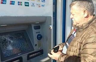 Parke taşıyla banka ATM’lerini tahrip etti