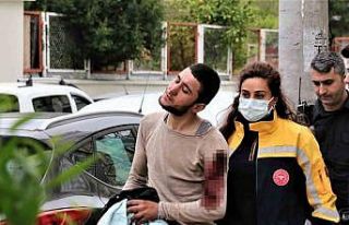 Parkta bıçaklandı, annesine sığındı