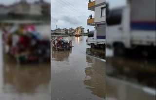 Patlayan boru mahalleyi sular altında bıraktı,...