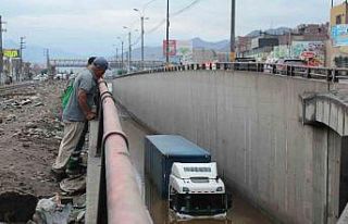 Peru’da taşan nehir evi yerle bir etti