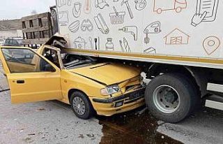 Pikabın kamyonetin altına girdiği kazada 1 kişi...