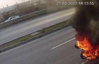 Plakasını söktüğü motosikletini yakıp gitti