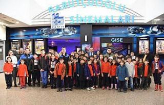 Polis ekipleri depremzede çocuklara sinema filmi...