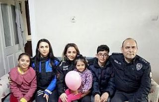 Polis ekiplerinden minik depremzedeye sürpriz doğum...