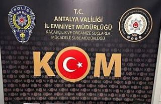 Polisin durdurduğu araçtan uyuşturucu madde ve...