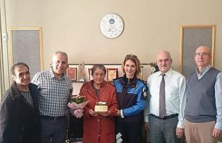 Polisten işitme engelli kadına doğum günü sürprizi