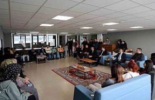 Prof. Dr. Karabulut, depremden etkilenen öğrencileri...