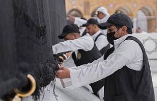 Ramazan ayı öncesi Kabe örtüsüne bakım