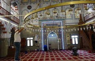 Ramazan ayı öncesi Kartal’da ibadethaneler temizleniyor