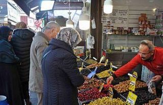 Ramazan hazırlığı yapan vatandaşlar zeytin tezgâhlarının...