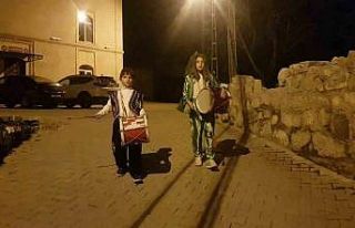Ramazan’da minikler köyün davulcusu oldu