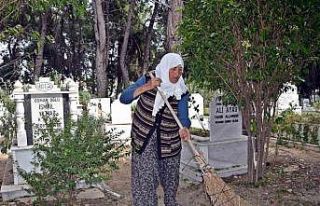 Raziye Teyze 12 senedir her sabah mezarları temizliyor