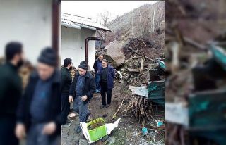 Refahiye’de evin üzerine kaya yuvarlandı
